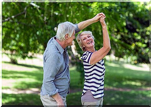 Seniors dancing as an example of healthy aging