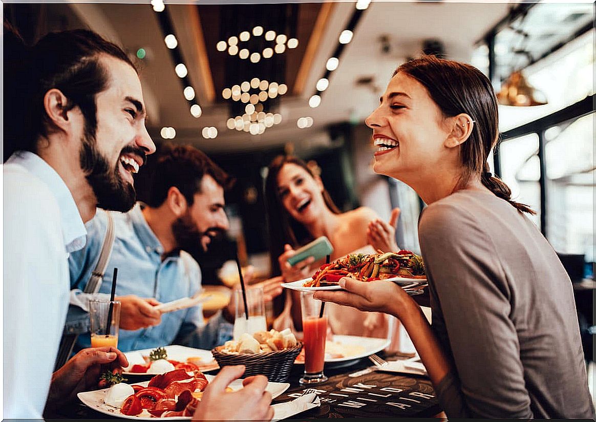 Friends eating in a restaurant symbolizing the characteristics of good friends