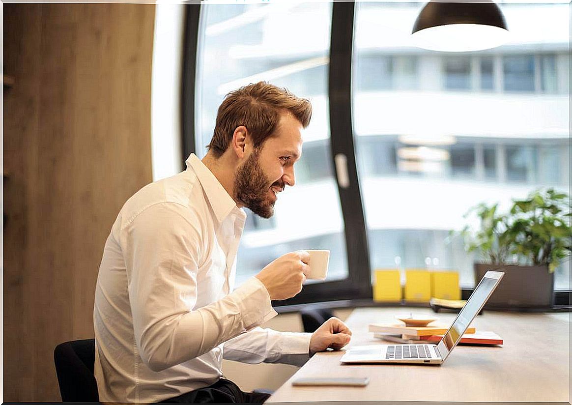 Man with computer representing how to deal with incompetent coworker