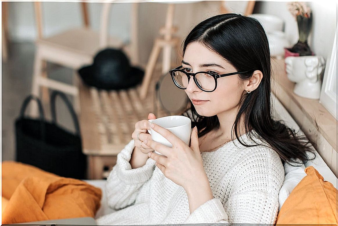 girl with glasses symbolizing the different types of thinking