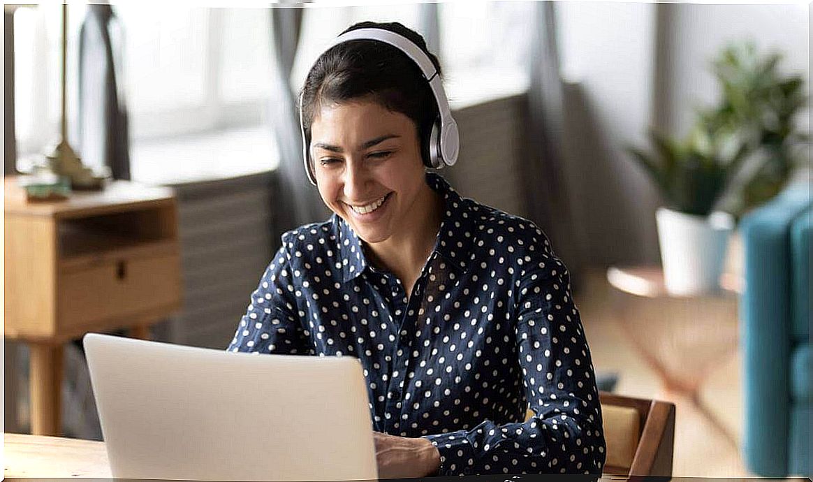 girl on computer watching the best websites to watch series online