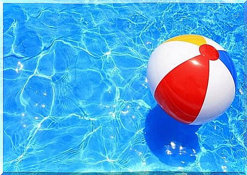 Image representing the metaphor of the ball on the beach 