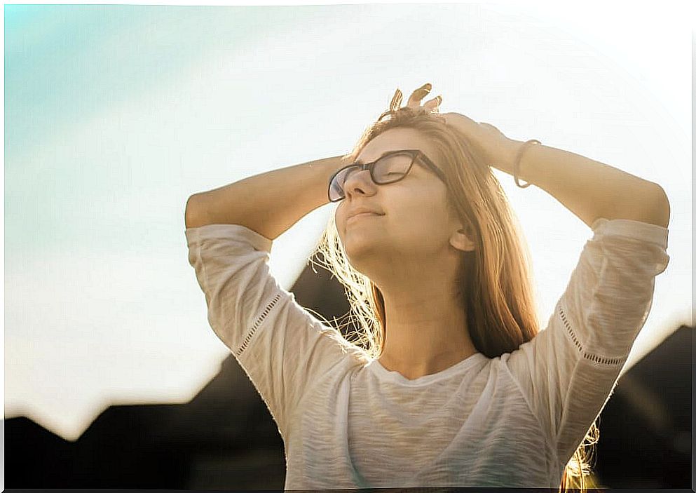 Girl with glasses applying the types of internal dialogue that favor your mental health